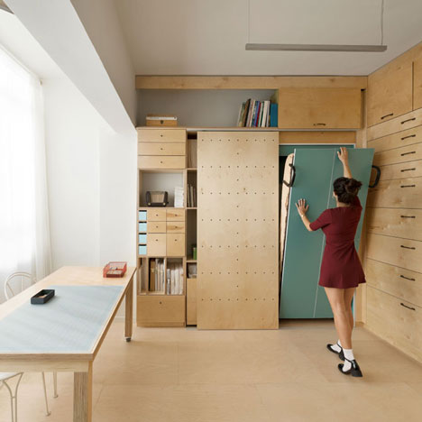 Space-saving modular studio for an artist by Raanan Stern