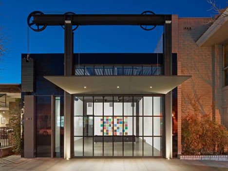 Tom Kundig hoists California gallery facade using gears and pulleys