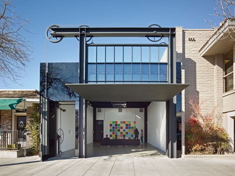 Tom Kundig hoists California gallery facade using gears and pulleys