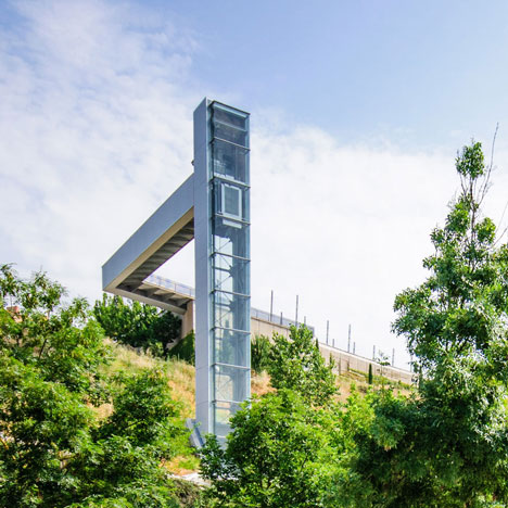 A steel-clad outdoor elevator connects the city and suburb in Pamplona by AH Asociados