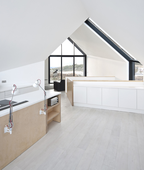 House at Camusdarach Sands by Raw Architecture Workshop has a kinked facade