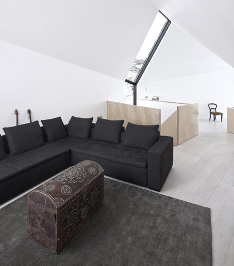 House at Camusdarach Sands by Raw Architecture Workshop has a kinked facade