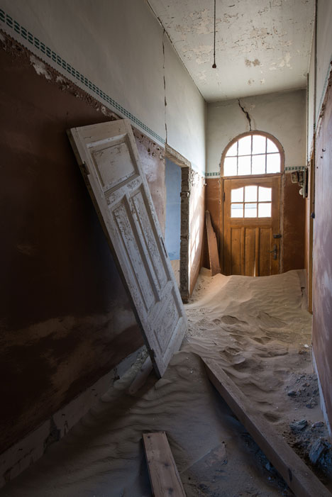 Ghost town engulfed by mounds of sand<br /> photographed by Romain Veillon