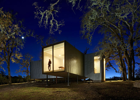 Moose Road house by Mork-Ulnes Architects frames the Californian landscape