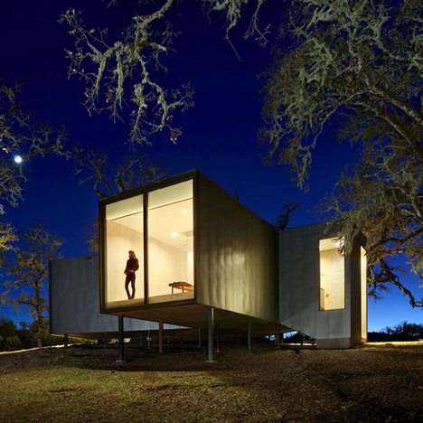 Moose Road house by Mork-Ulnes Architects frames the Californian landscape