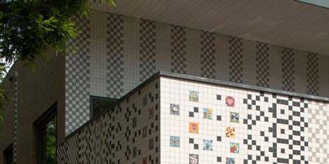 Rotterdam school decorated with tiles based on traditional Dutch patterns