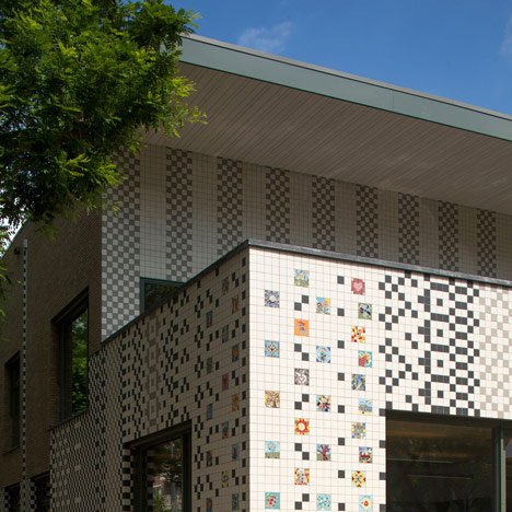 Rotterdam school decorated with tiles based on traditional Dutch patterns