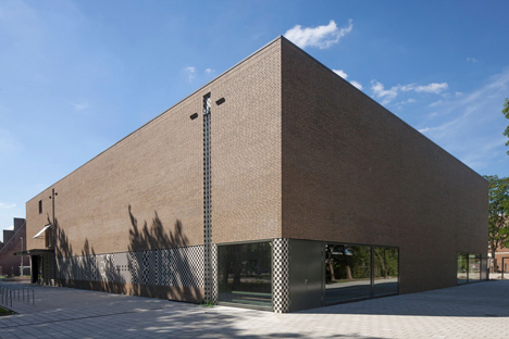 School in Rotterdam decorated with tiles based on traditional Dutch patterns