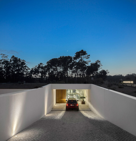 The Hill Cork House by Contaminar Arquitectos