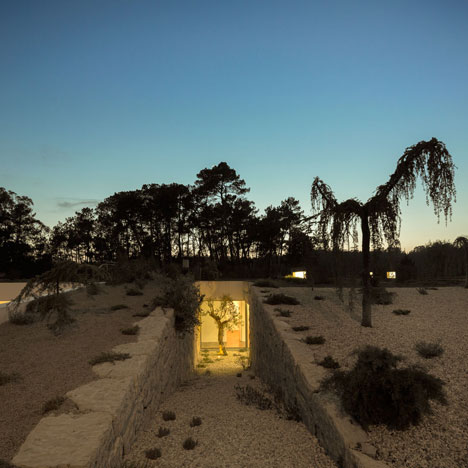 The Hill Cork House by Contaminar Arquitectos