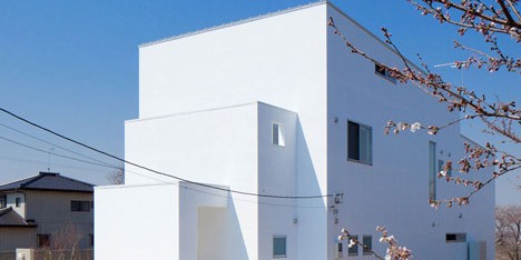 Three white walls front Ripple house by Kichi Architectural Design