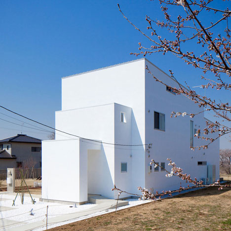 Three white walls front Ripple house by Kichi Architectural Design
