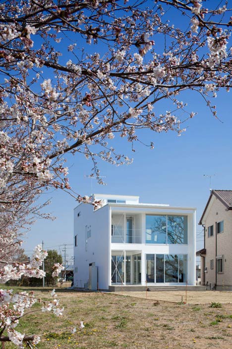 Three white walls front Ripple house by Kichi Architectural Design