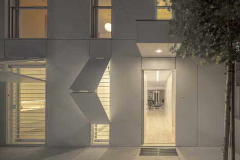 Parede 11 house by Humberto Conde has hinged protective panels