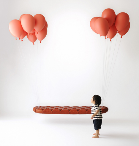 Balloon bench by H220430. Photograph by Ikunori Yamaoto