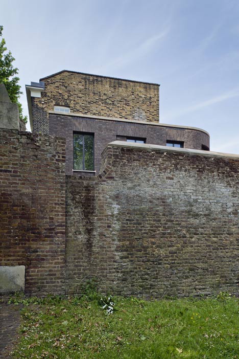 Chris Dyson's curved brick extension completes a Georgian terrace in London