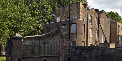 Chris Dyson's curved brick extension completes a Georgian terrace in London