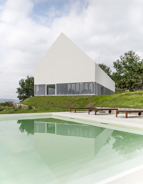 White buildings sink into the landscape at the White Wolf Hotel by AND-RÉ