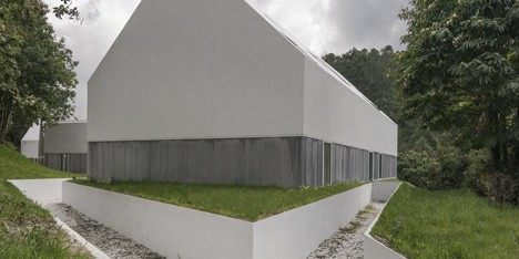 White buildings sink into the landscape at the White Wolf Hotel by AND-RÉ