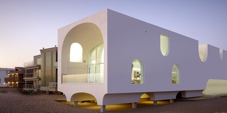 Johnston Marklee's Vault House frames beach views through multiple arches