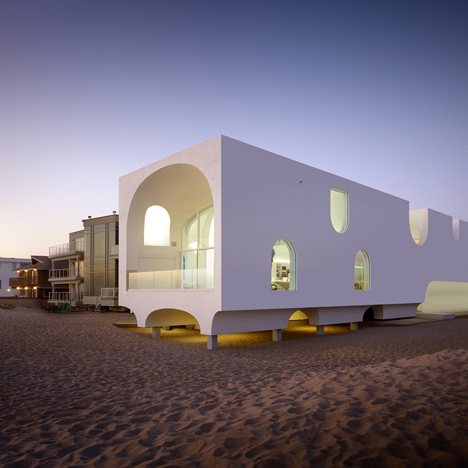 Johnston Marklee's Vault House frames beach views through multiple arches