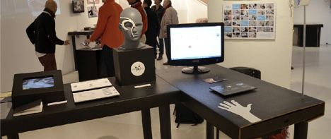 Headpiece monitors sensory responses to digital content for intuitive bookmarking