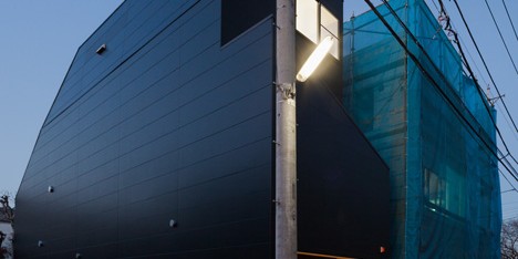 Black house in Tokyo by Level Architects reveals little to its neighbours