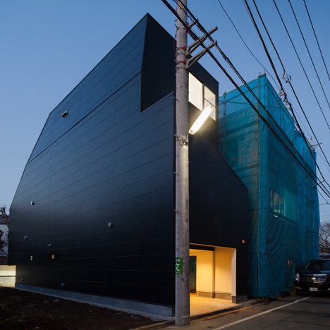 Black house in Tokyo by Level Architects reveals little to its neighbours