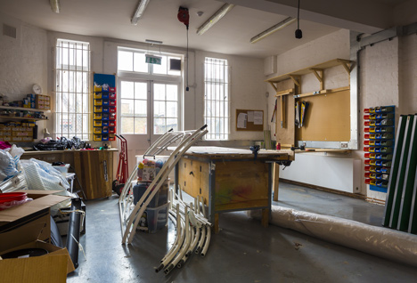 Oily Cart Theatre by Hawkins/Brown