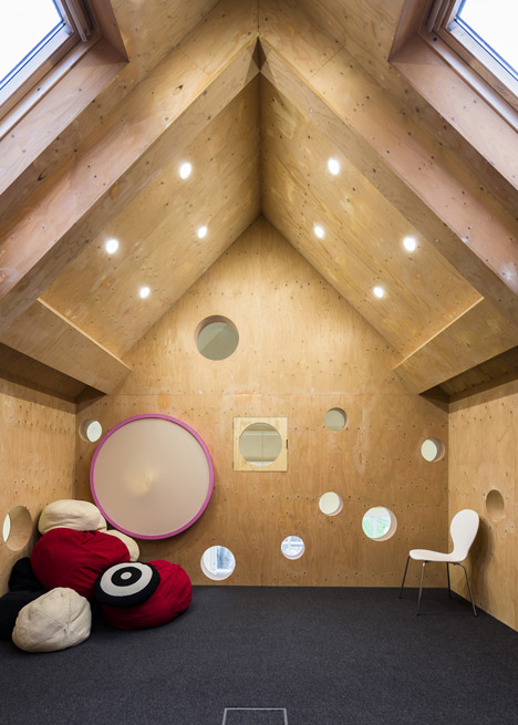 Oily Cart Theatre by Hawkins/Brown