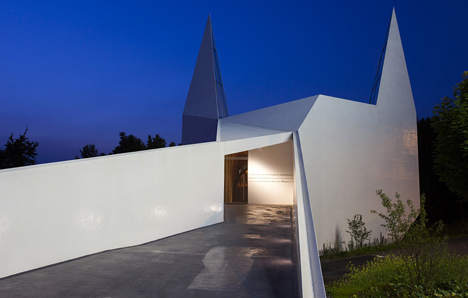 Church by Schneider+Schumacher based on motorway signage looks like Batman