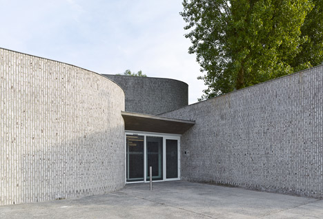Kortrijk auditorium by Dehullu Architecten