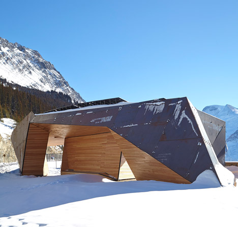 Glacier-Skywalk-by-Sturgess-Architecture-extends-over-Canada's-Jasper-National-Park_dezeen_468_8