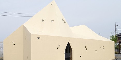 Geneto adds pointed roofline to Italian restaurant in Japan