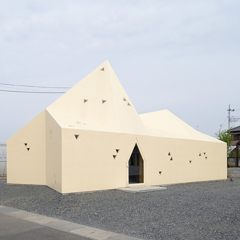 Geneto adds pointed roofline to Italian restaurant in Japan