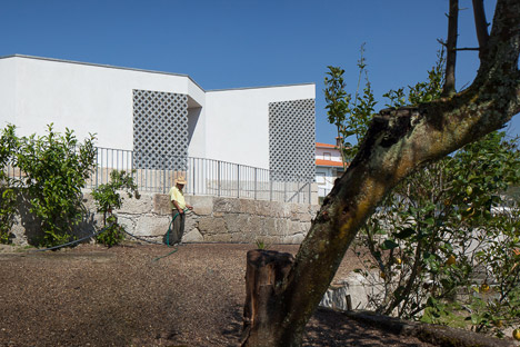 Mortuary-House-in-Vila-Caiz-by-Raul-Sousa-Cardodo-and-Graca-Vaz_dezeen_468_11