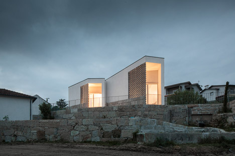 Mortuary-House-in-Vila-Caiz-by-Raul-Sousa-Cardodo-and-Graca-Vaz_dezeen_468_16