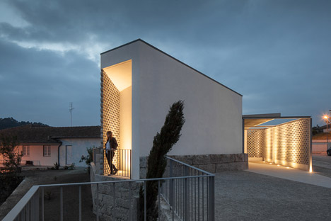 Mortuary-House-in-Vila-Caiz-by-Raul-Sousa-Cardodo-and-Graca-Vaz_dezeen_468_18