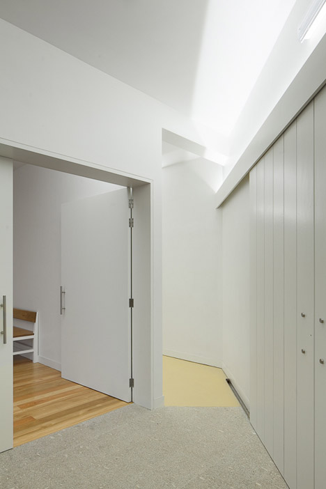 Mortuary-House-in-Vila-Caiz-by-Raul-Sousa-Cardodo-and-Graca-Vaz_dezeen_468_19
