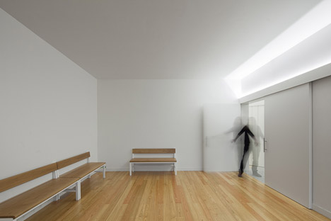 Mortuary-House-in-Vila-Caiz-by-Raul-Sousa-Cardodo-and-Graca-Vaz_dezeen_468_20