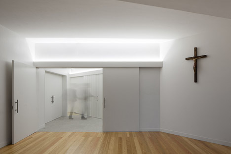 Mortuary-House-in-Vila-Caiz-by-Raul-Sousa-Cardodo-and-Graca-Vaz_dezeen_468_22