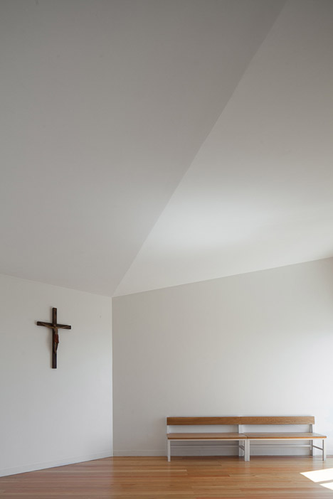 Mortuary-House-in-Vila-Caiz-by-Raul-Sousa-Cardodo-and-Graca-Vaz_dezeen_468_25