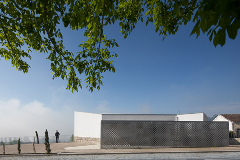 Mortuary-House-in-Vila-Caiz-by-Raul-Sousa-Cardodo-and-Graca-Vaz_dezeen_468_5