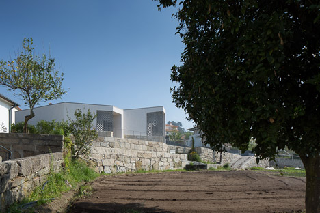 Mortuary-House-in-Vila-Caiz-by-Raul-Sousa-Cardodo-and-Graca-Vaz_dezeen_468_6