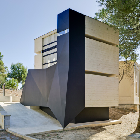 Pantheon-in-Murcia-by-Amparo-and-Andres-Martinez-Vidal_dezeen_sqa