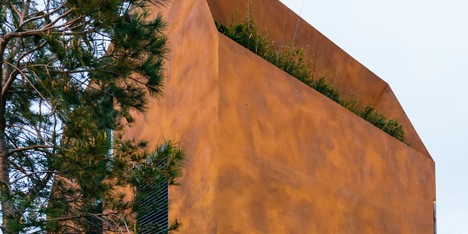 Varatojo House in Portugal by Atelier DATA