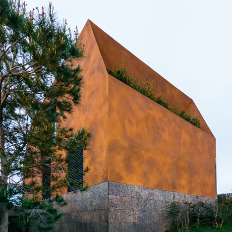 Varatojo House in Portugal by Atelier DATA