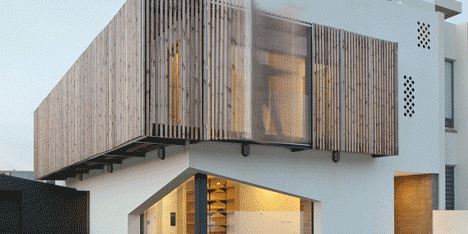 Adjustable balcony animates the facade of E348 Arquitectura’s Miramar House