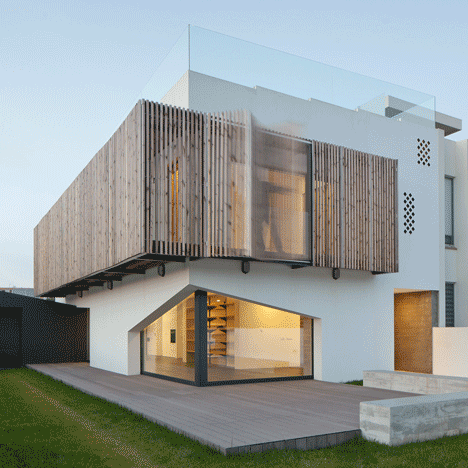 Adjustable balcony animates the facade of E348 Arquitectura’s Miramar House