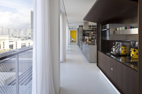 Antokolsky penthouse by Pitsou Kedem